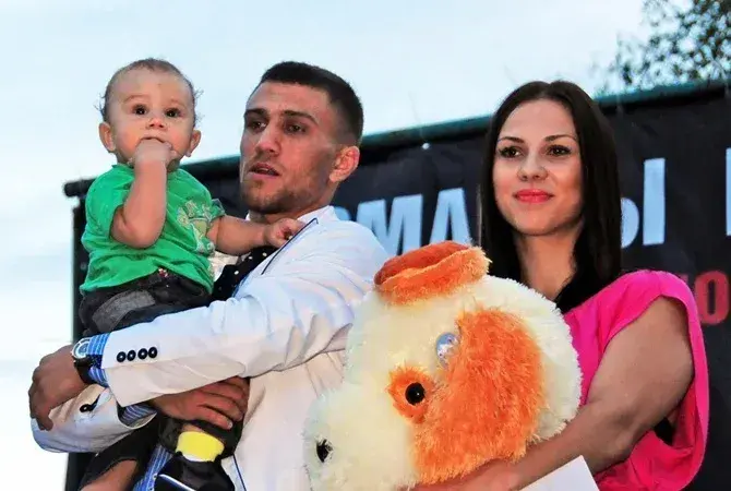 Василий Ломаченко с женой и сыном