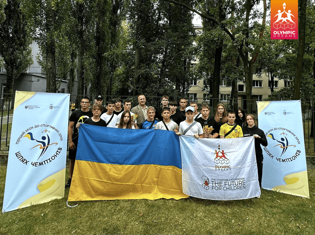 На фото: Спортсменів до Швейцарії проводжала команда проєкту “Шлях чемпіонів” на чолі з заступником міністра молоді та спорту України Олексієм Нікітенко