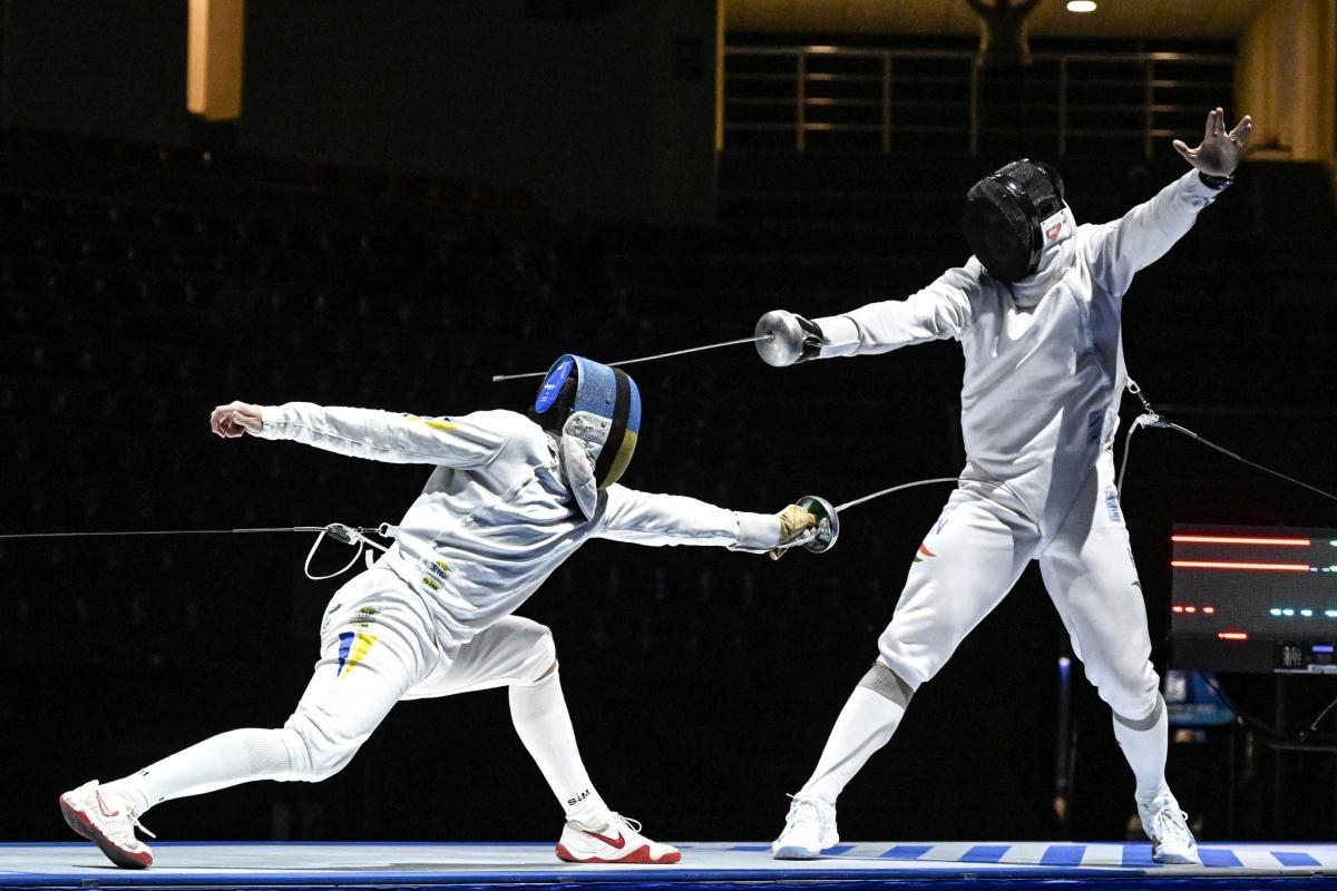 Нікіта Кошман у півфінальному поєдинку проти чемпіона Парижа-2024 в команді та віцечемпіона Токіо-2020 в особистій першості Гергея Шіклоші/Фото: #BizziTeam/FIE